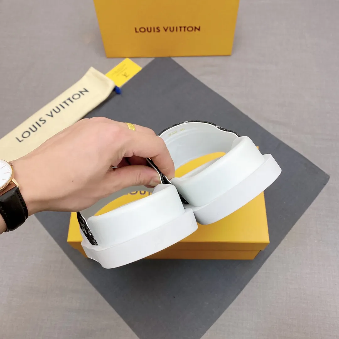 P300 🔍Top purchasing agent LV men's spring and summer slippers counter synchronization. The uppers are made of cowhide fabric imported from Italy, with logo graphics and high-quality craftsmanship. The soles are: original soles specially provided by the original factory. Exclusive molded soles are super comfortable. Original factory follow-up orders. 🔍🔍High quality. You can enter and leave the counter at will. Welcome to compare. Code number 38-45 No. 058